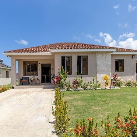 Sun Shine Luxury Villas 2 Bedroom Pool & Gym Ocho Rios St Ann Bagian luar foto