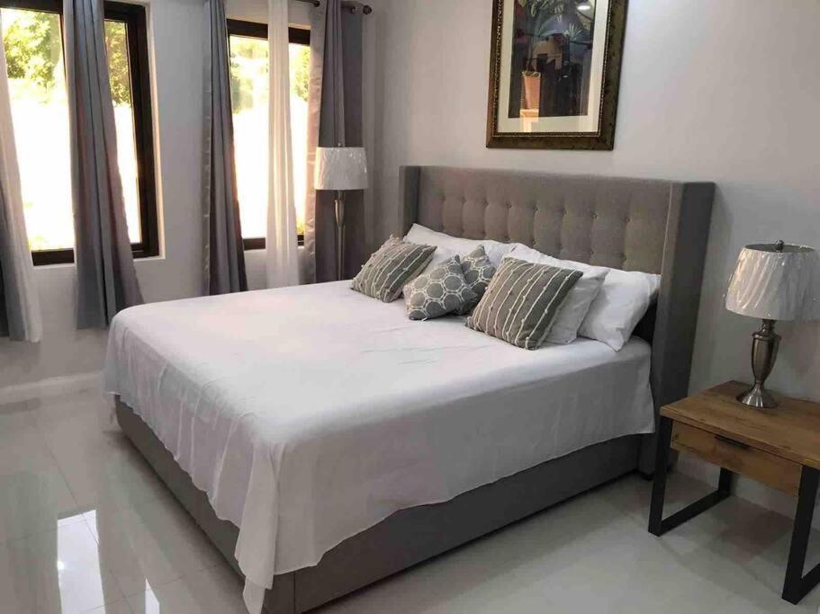 Sun Shine Luxury Villas 2 Bedroom Pool & Gym Ocho Rios St Ann Bagian luar foto