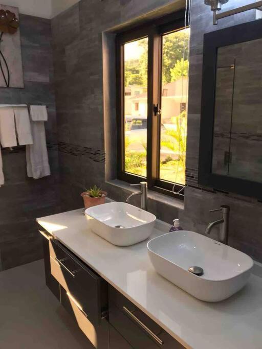 Sun Shine Luxury Villas 2 Bedroom Pool & Gym Ocho Rios St Ann Bagian luar foto