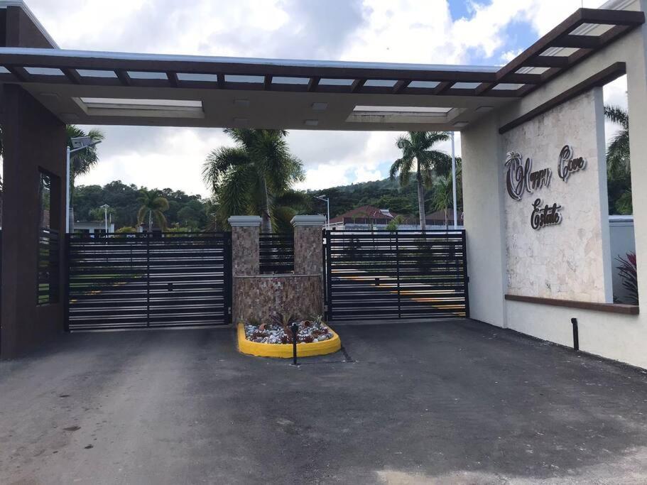Sun Shine Luxury Villas 2 Bedroom Pool & Gym Ocho Rios St Ann Bagian luar foto