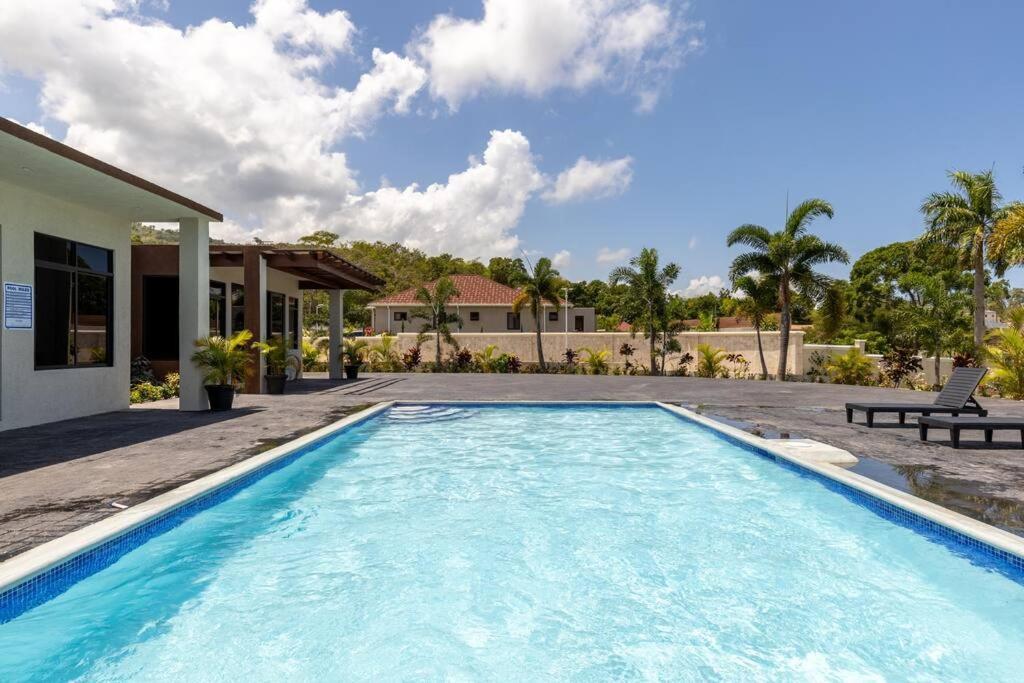 Sun Shine Luxury Villas 2 Bedroom Pool & Gym Ocho Rios St Ann Bagian luar foto