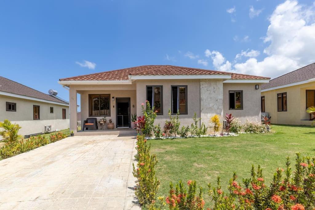 Sun Shine Luxury Villas 2 Bedroom Pool & Gym Ocho Rios St Ann Bagian luar foto